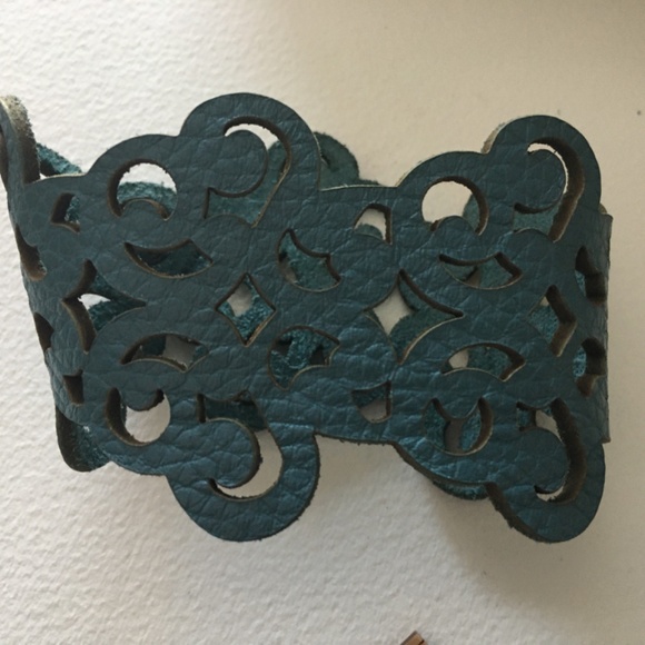 Blue leather  Boho Cut Out Scroll Pattern Bracelet preowned - Picture 7 of 7